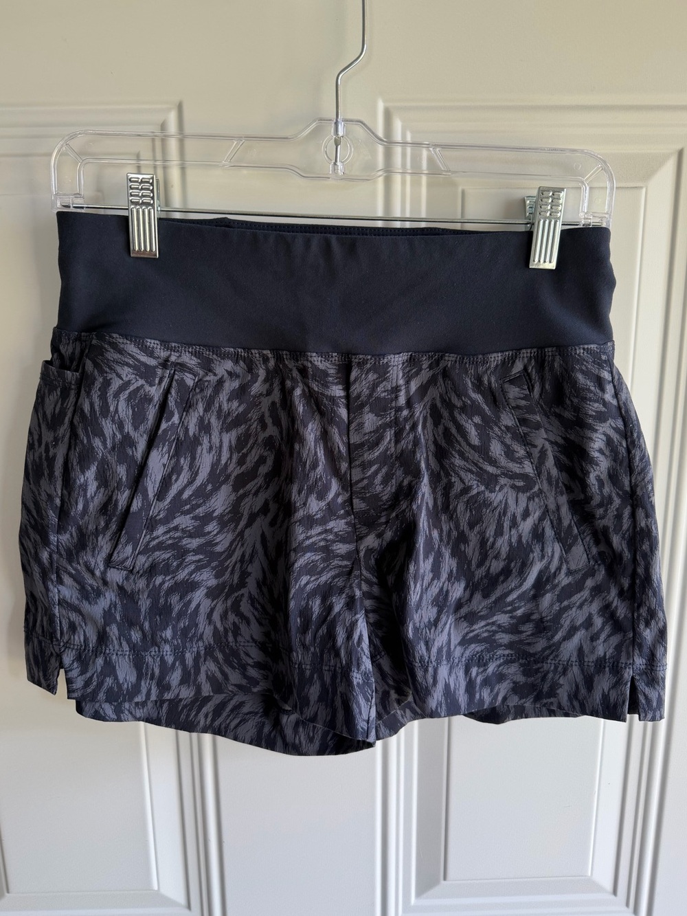 Like new Athleta Trekkie North Printed Shorts Size 2